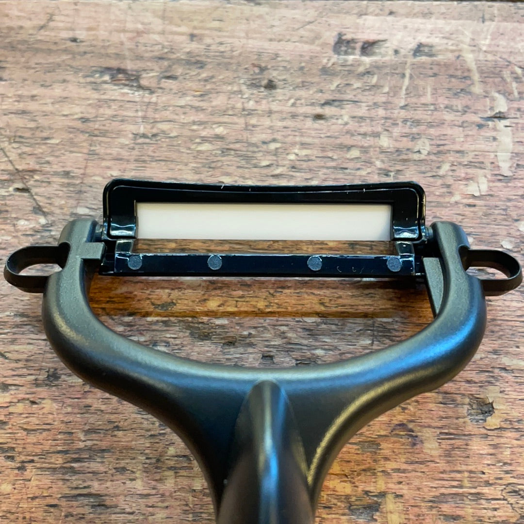Ceramic vegetable peeler