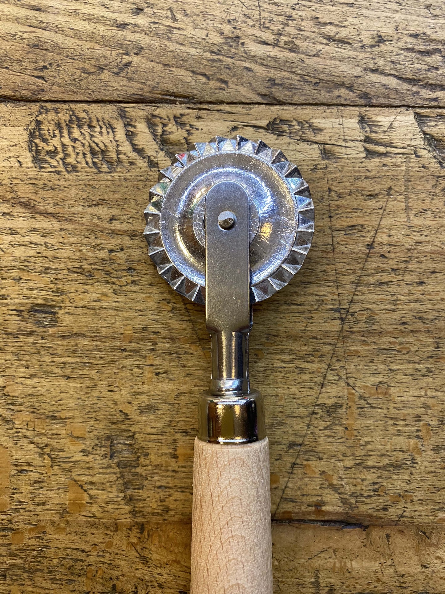 Steel spur with festooned blade