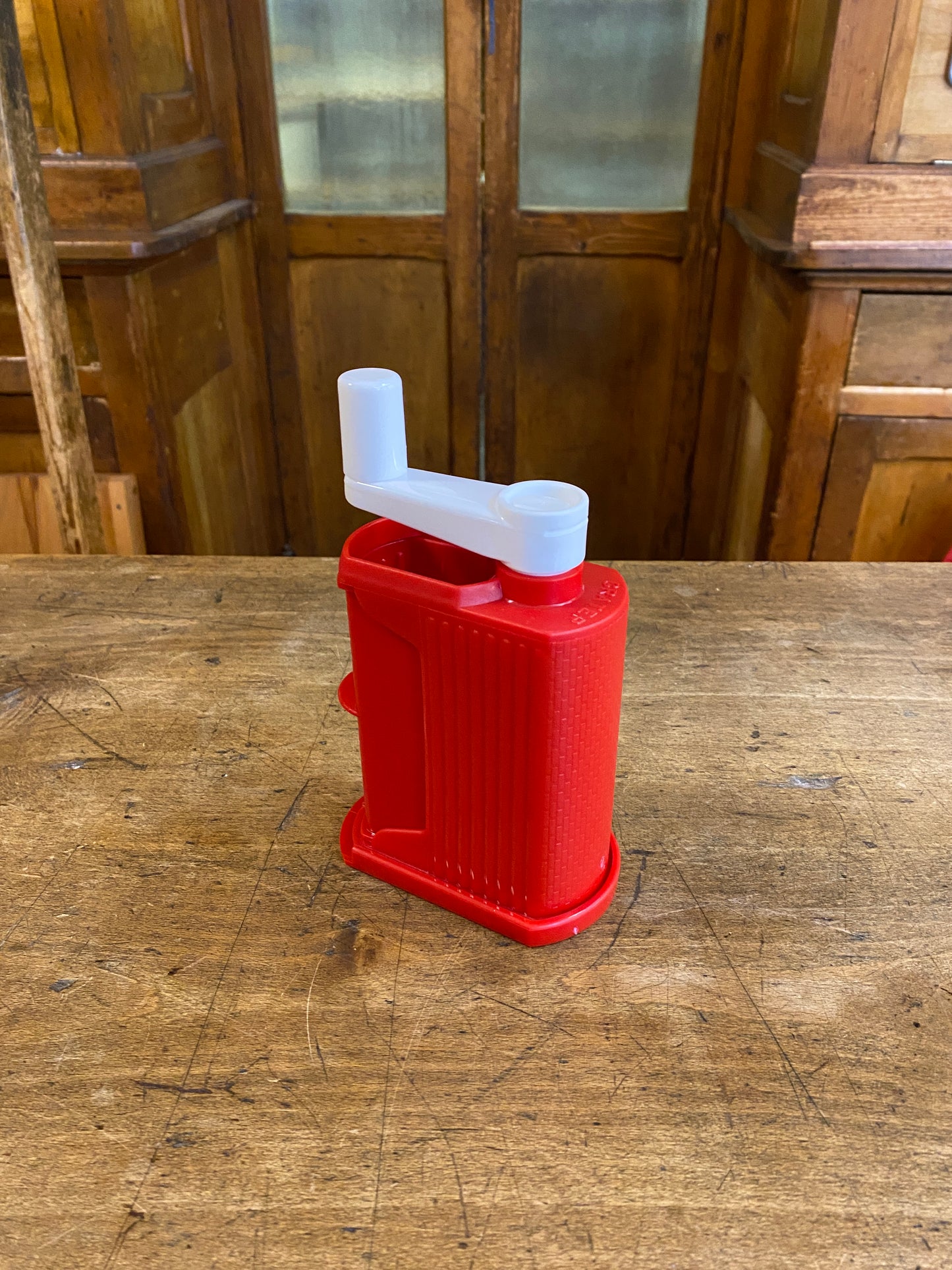 Grattuggia a manovella in plastica