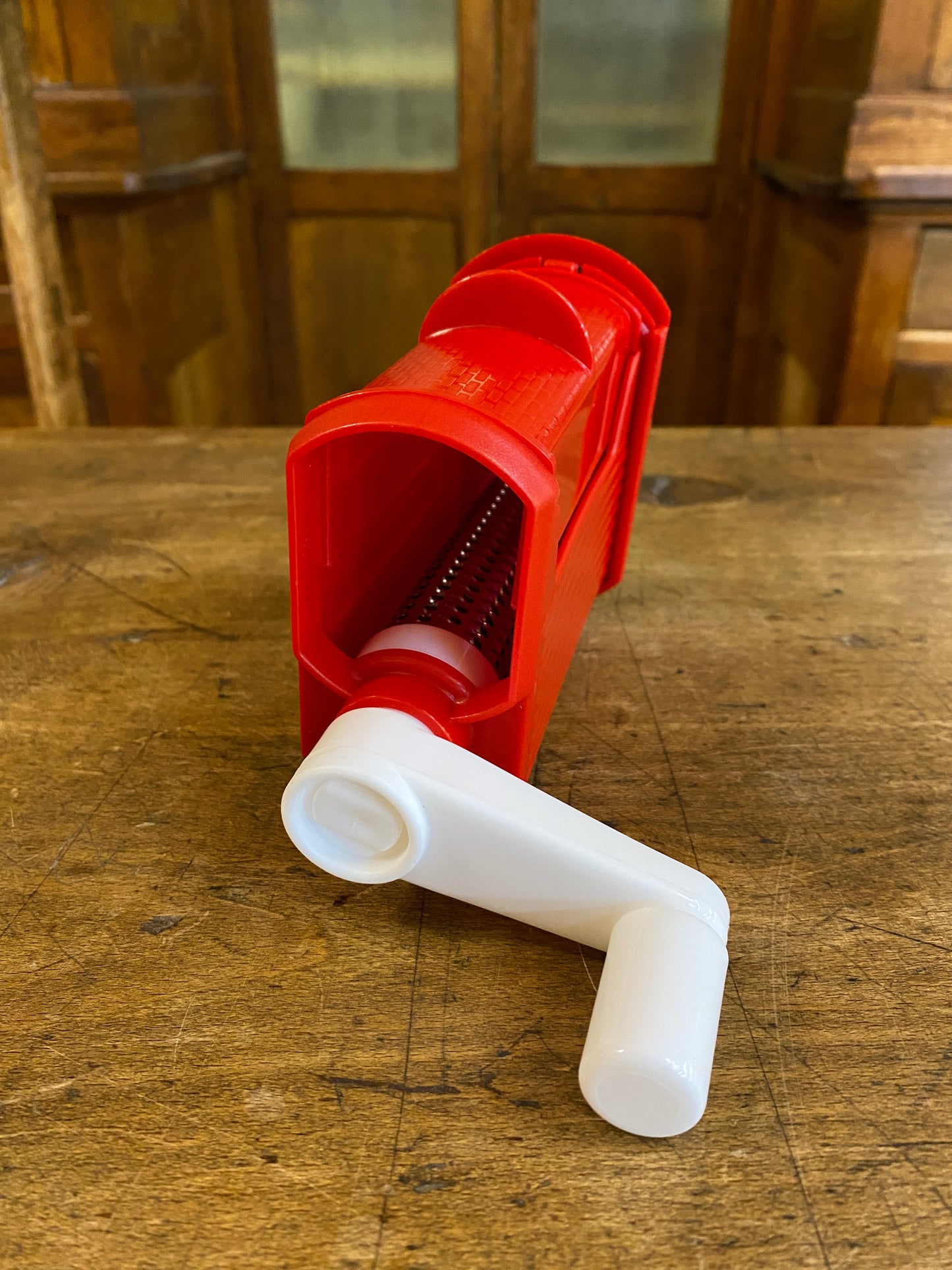 Grattuggia a manovella in plastica