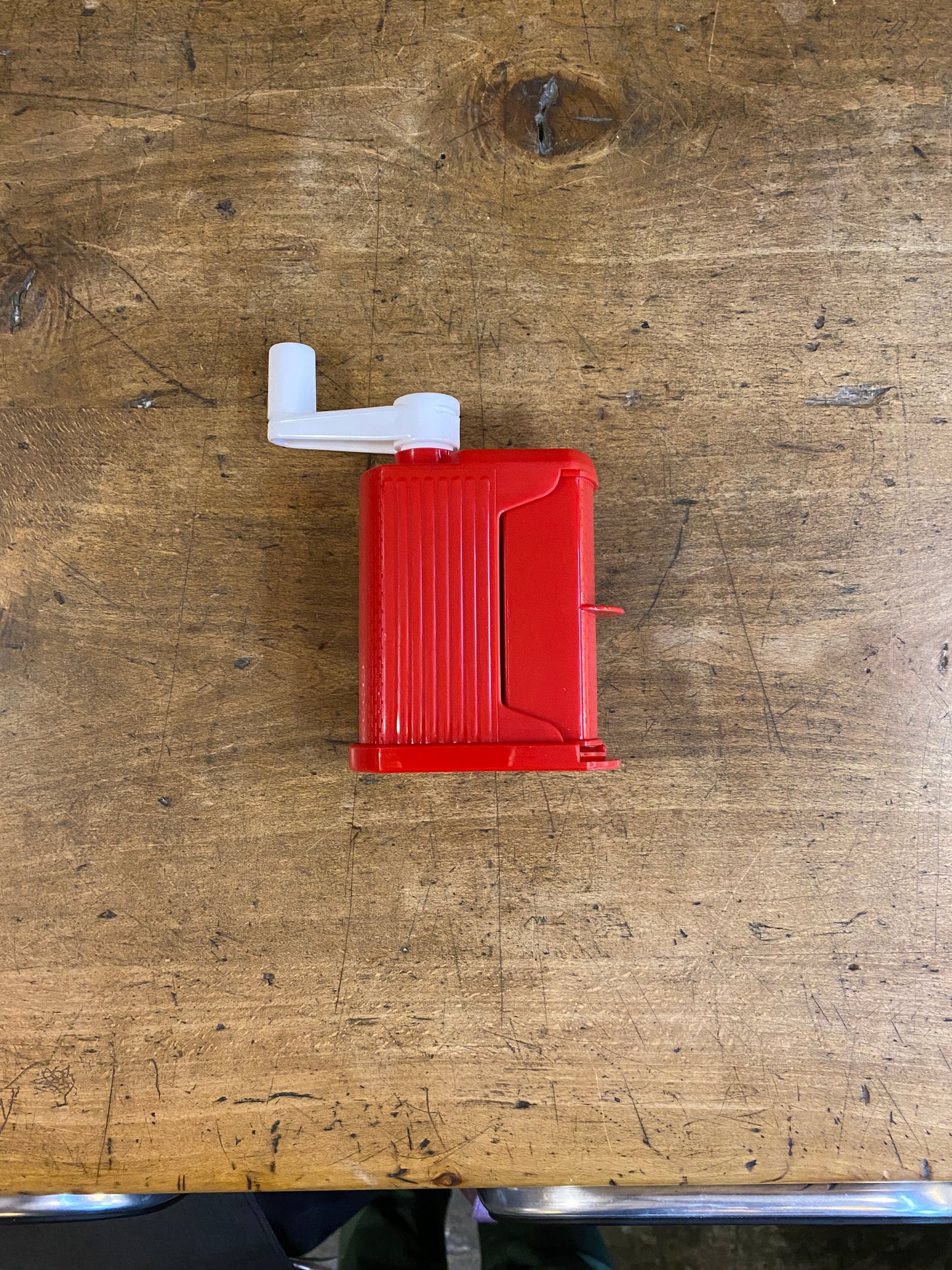 Grattuggia a manovella in plastica
