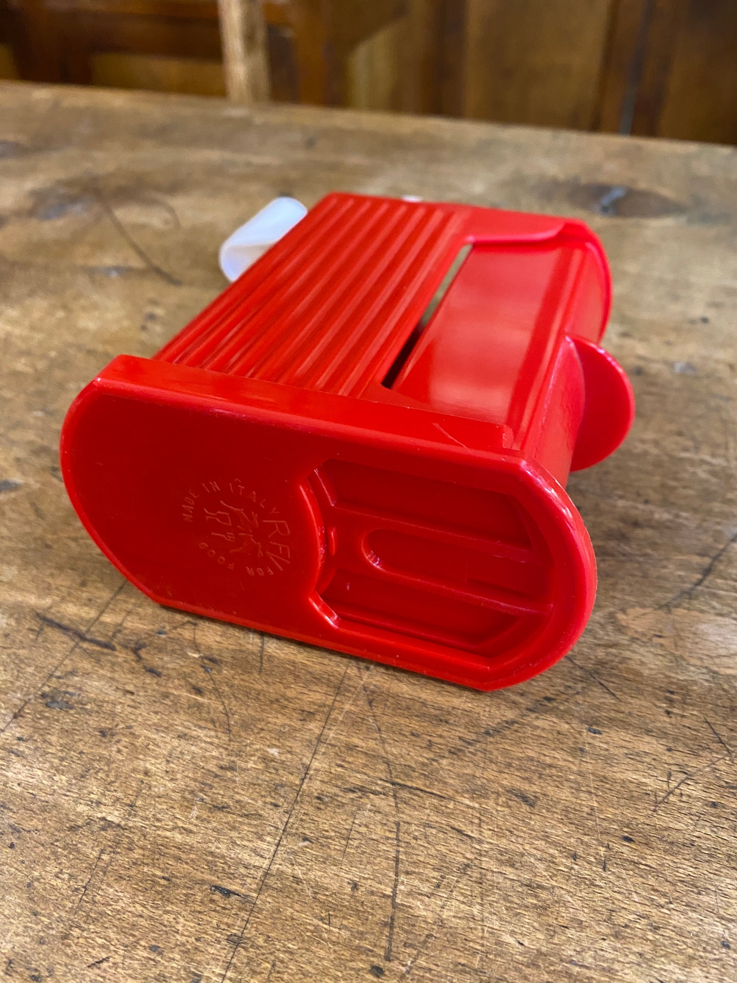 Grattuggia a manovella in plastica