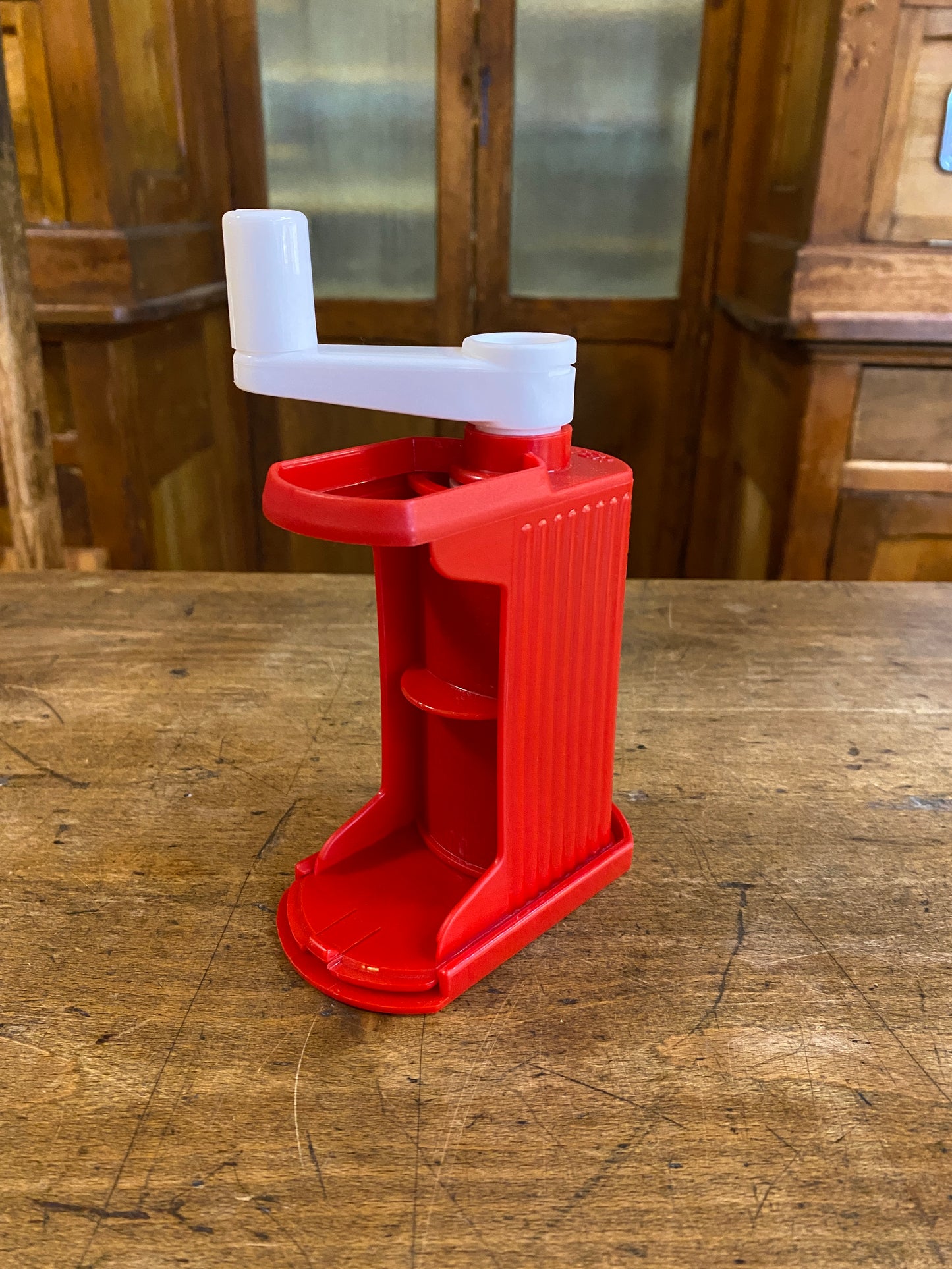 Grattuggia a manovella in plastica