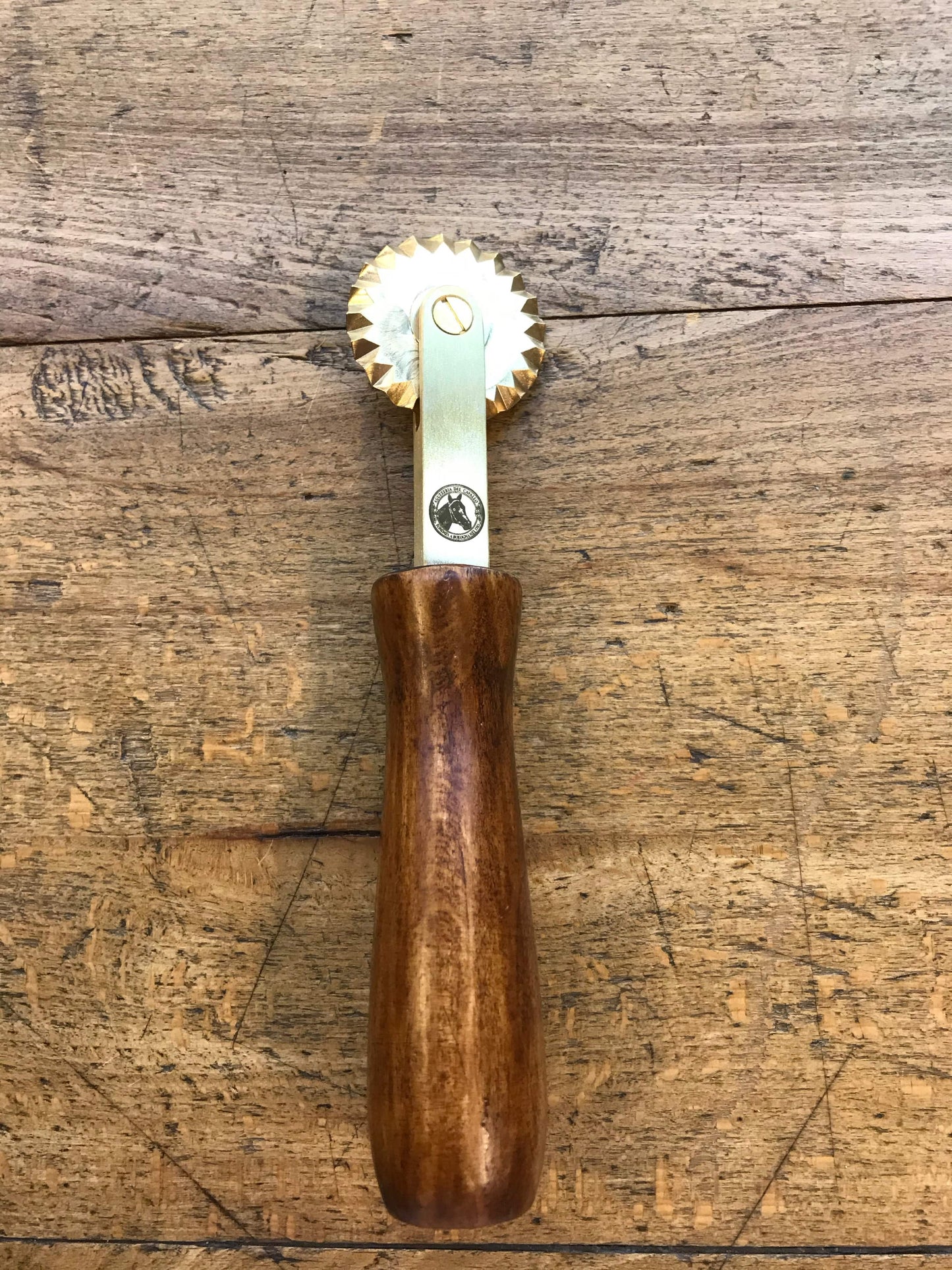 Spronella in ottone con manico in legno