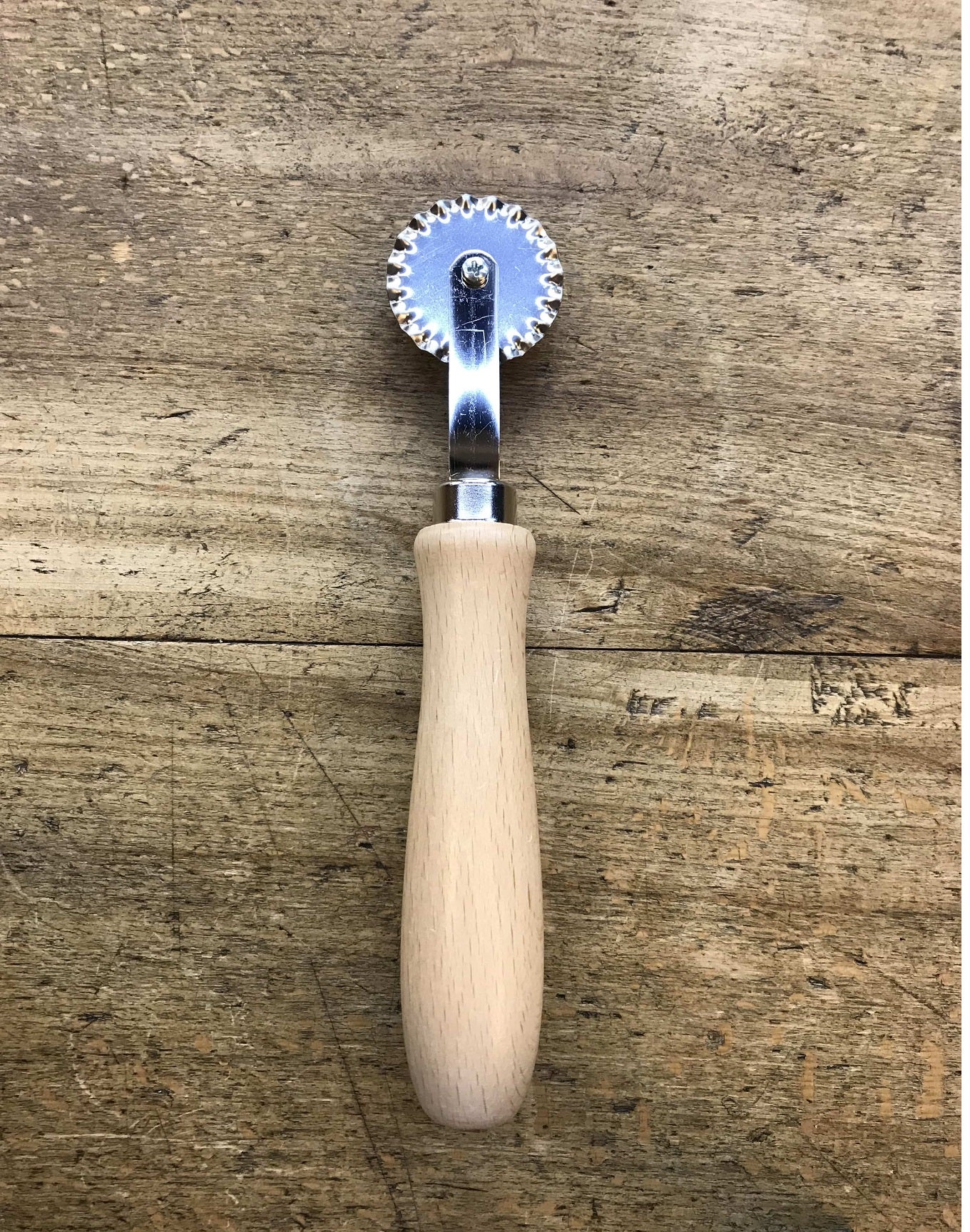 Steel spur with festooned blade