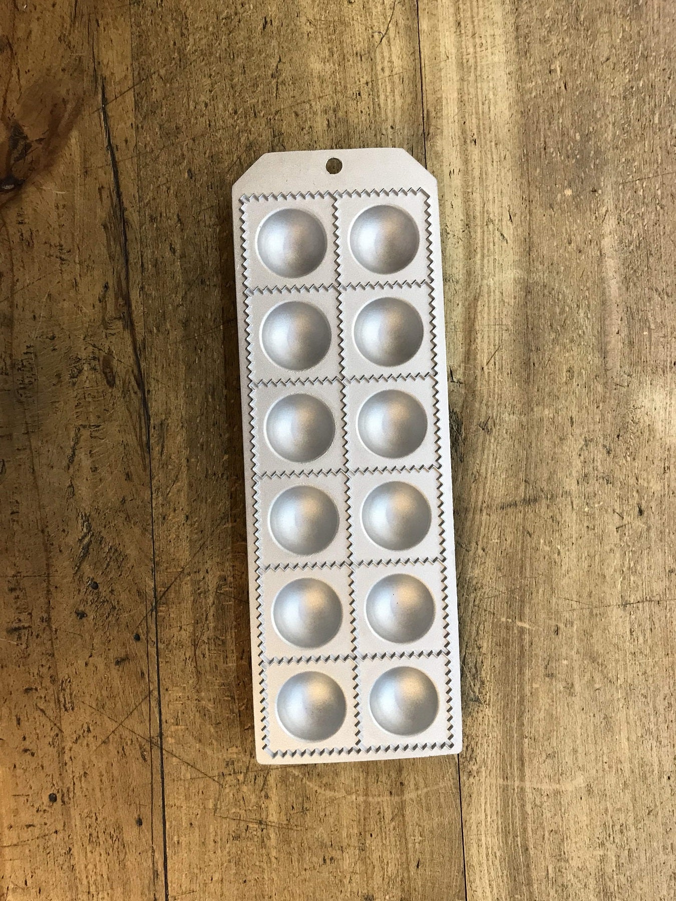 Mold for 12 square ravioli with round filling