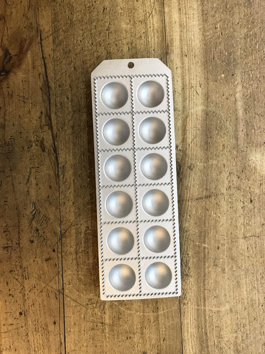 Stampo per 12 ravioli quadrati con ripieno rotondo
