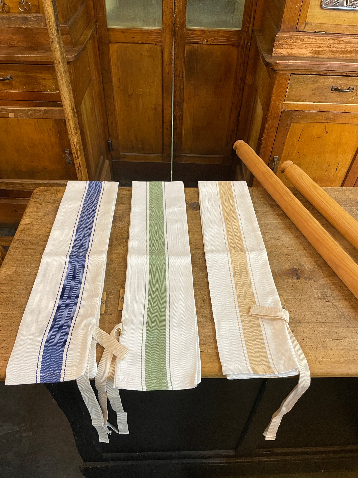Linen rolling pin holder