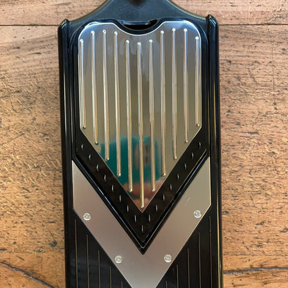 Mandolin with V-blade