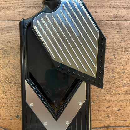 Mandolin with V-blade