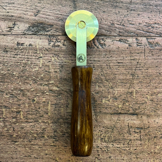 Spronella in ottone con manico in legno liscia