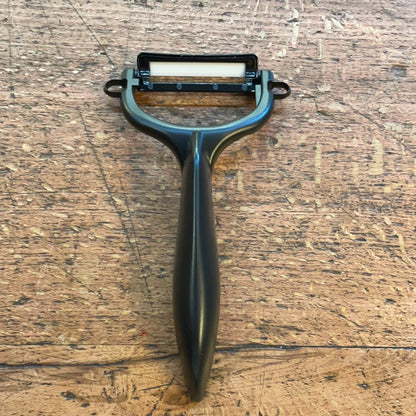 Ceramic vegetable peeler