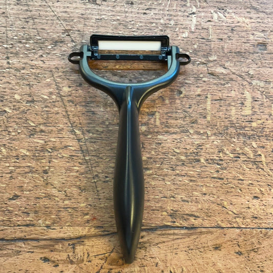Ceramic vegetable peeler
