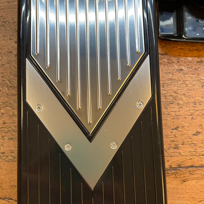 Mandolin with V-blade
