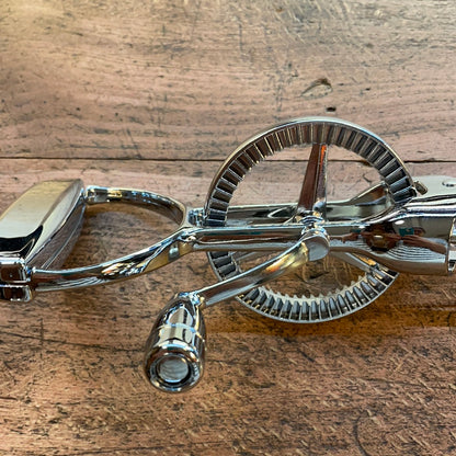 Hand-cranked whisk
