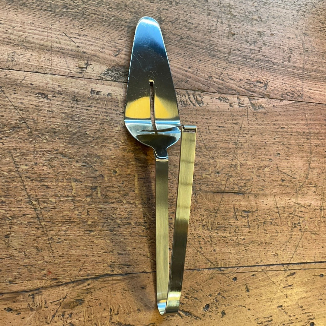 Cake server with ejector
